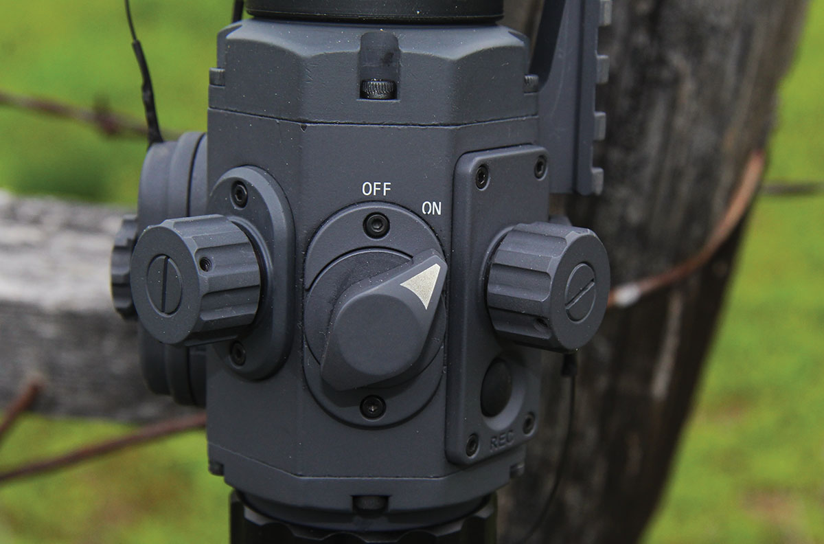 The Armasight Contractor 640 features simple control turrets and a toggle-style on/off switch, making the unit extremely easy to use on the fly, even while wearing gloves.